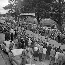 histoyr-crowds-line-the-course-at-the-1958-sun-tour_hwt